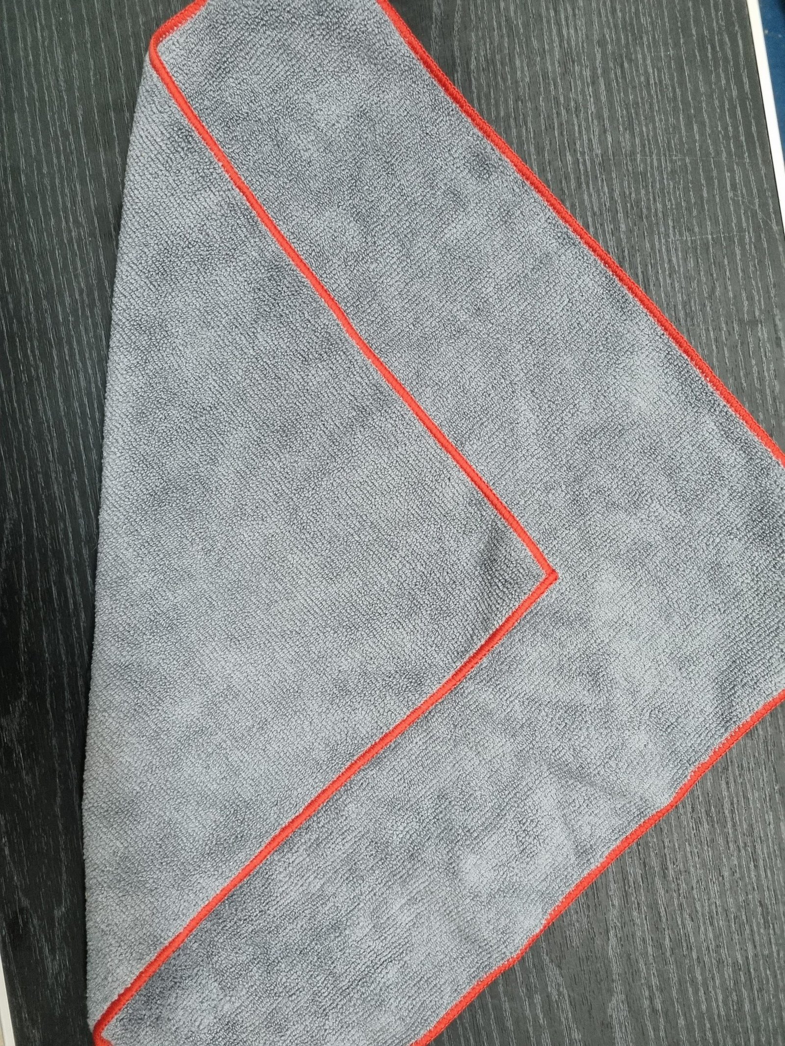 JPEG_20211208_173313_2179788918393225296-1-scaled.jpg MICROFIBRA 40X40 GRIS CON ROJO PREMIUM PELO CORTO - Imagen 1